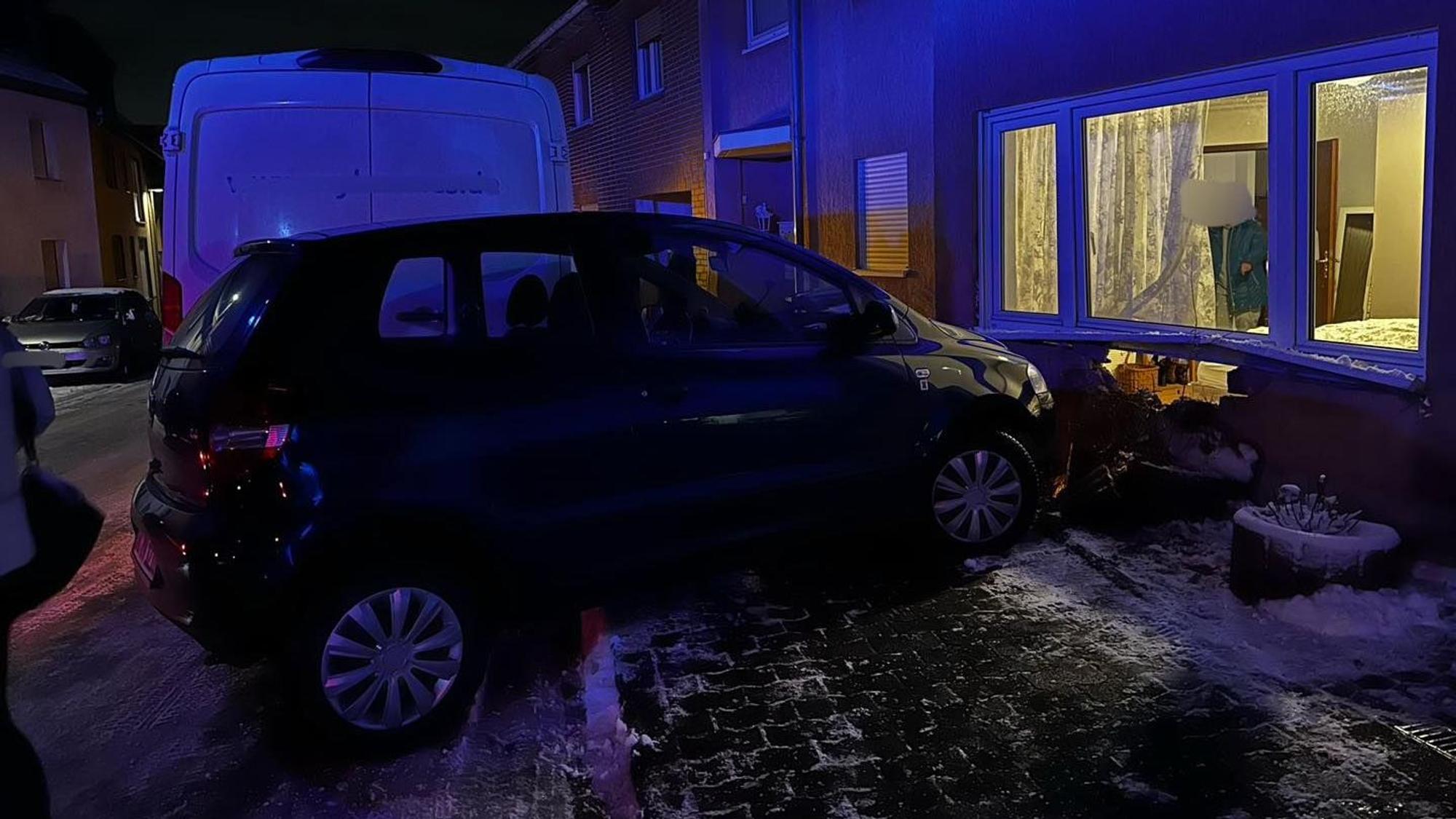 Vor einer Hauswand kam der Kleinwagen zum Stehen.