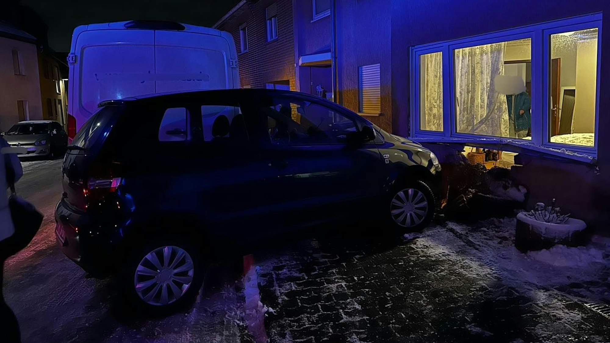 Vor einer Hauswand kam der Kleinwagen zum Stehen.