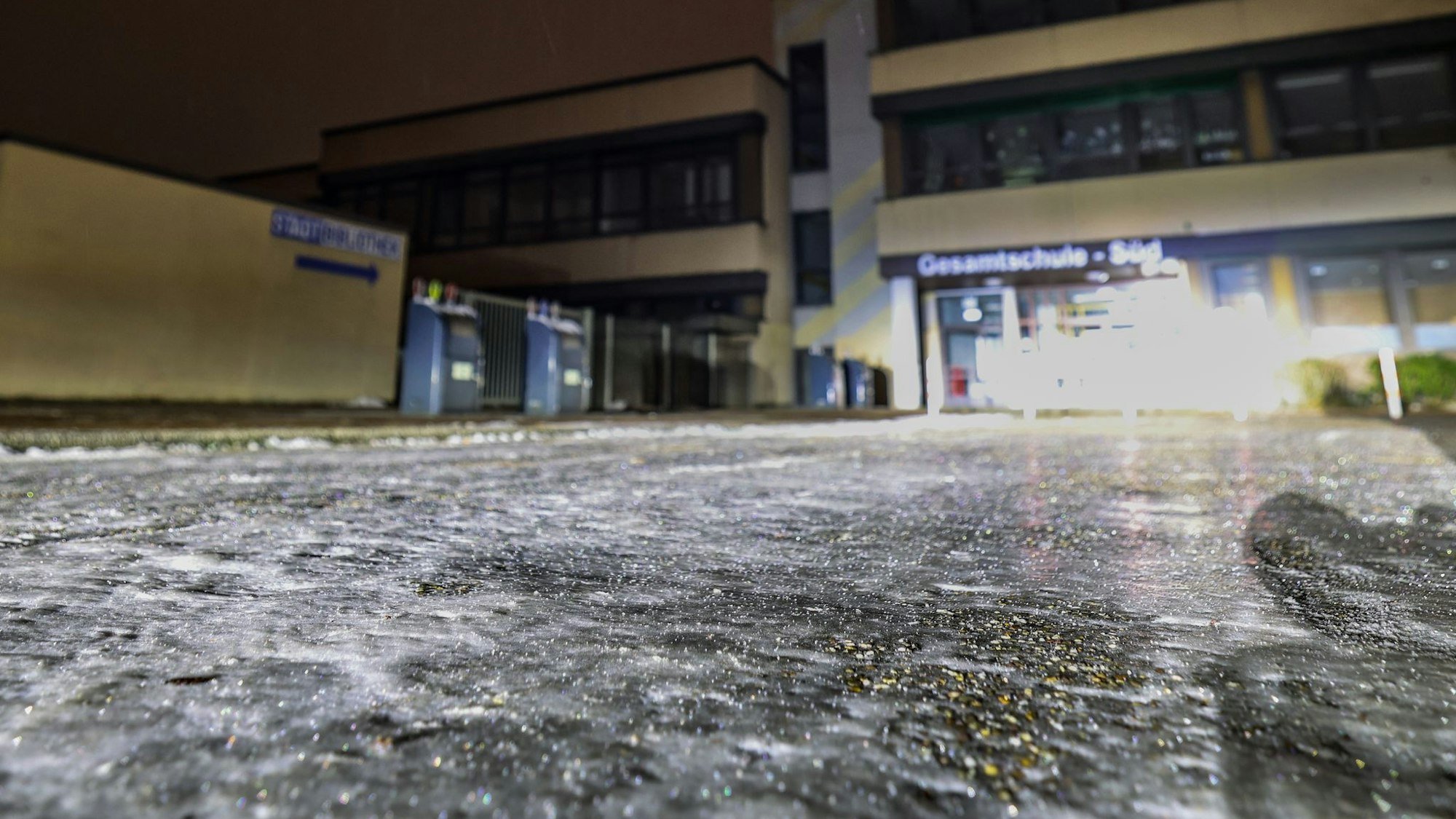 Der Weg zur Gesamtschule-Süd in Duisburg ist am Morgen spiegelglatt.