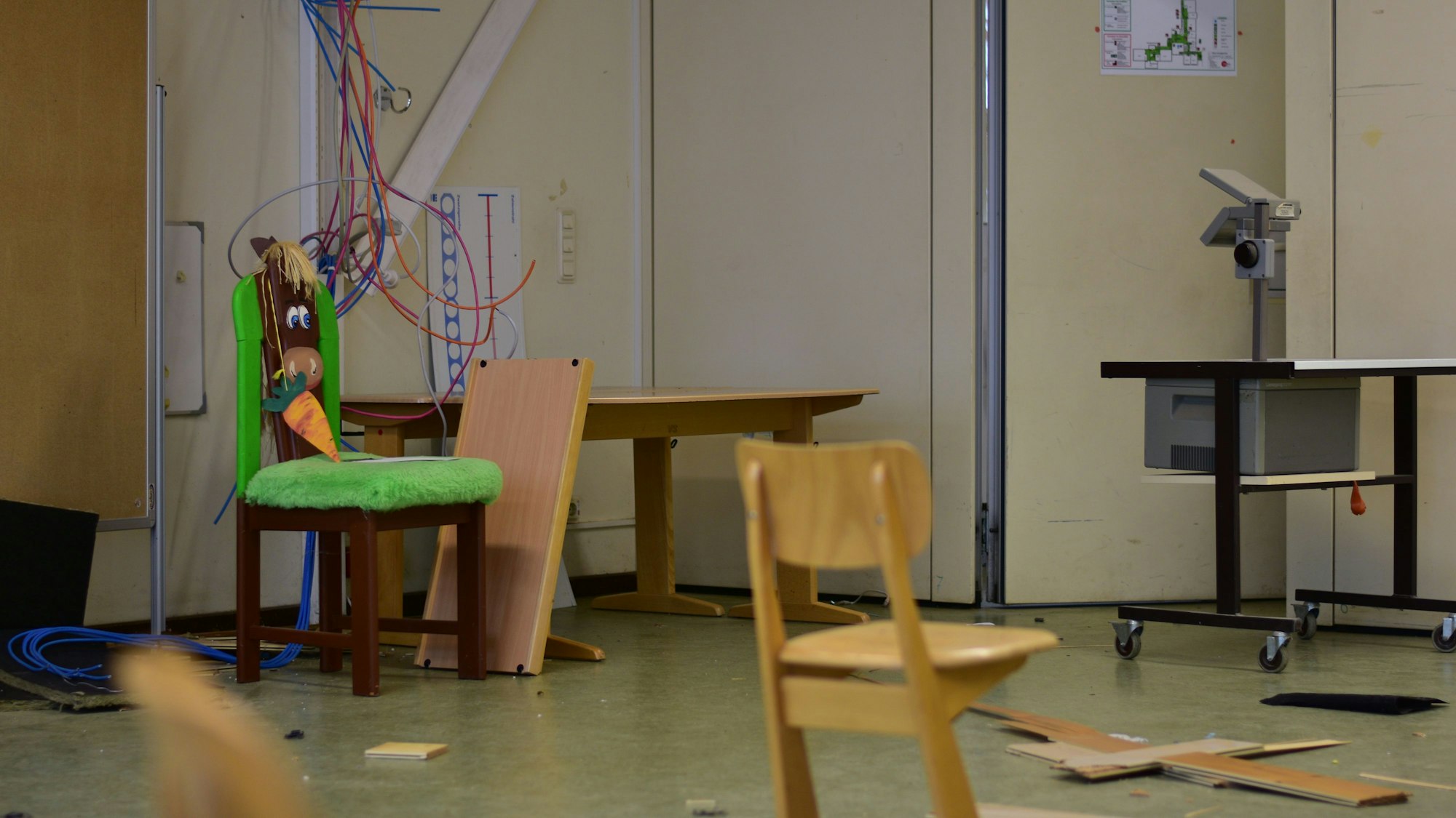 Stillstand seit neun Monaten: Kurz vor dem Abriss konnten die Besucher alles mitnehmen, was sie im alten Schulgebäude vorfanden.