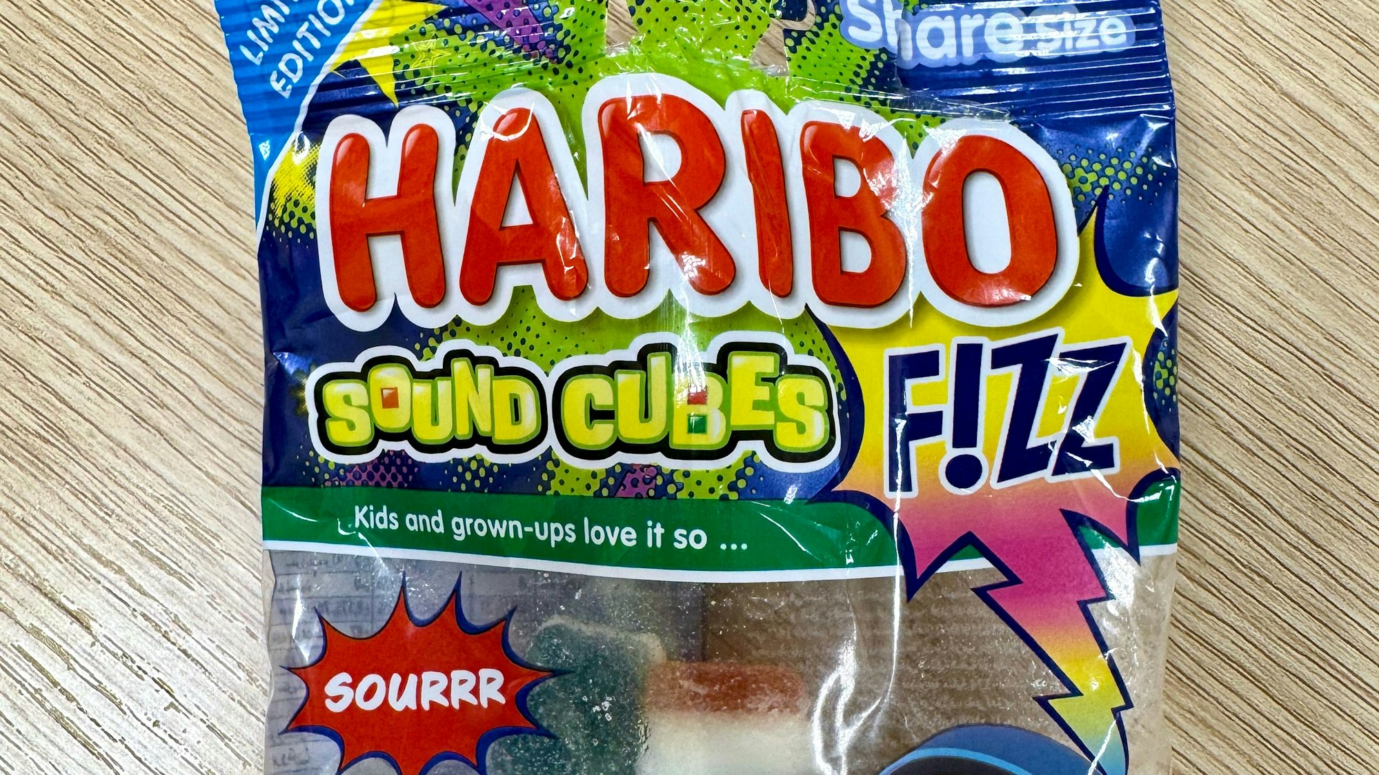 Eine Tüte mit sauren Würfeln ist zu sehen.