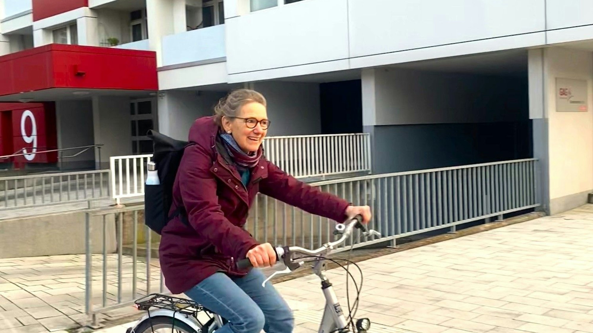 Die Familienhebamme Monika Vogel arbeitet für den Verein „wir für pänz“ und sitzt auf ihrem Fahrrad, nit dem sie Familien in Not besucht.