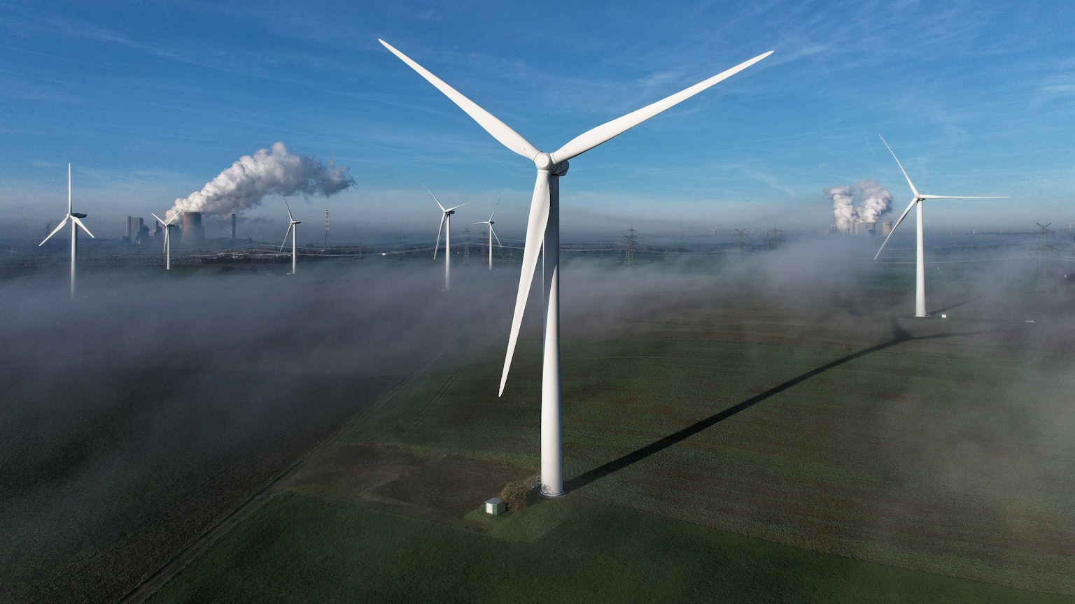 ARCHIV - 19.10.2022, Nordrhein-Westfalen, Bergheim: Windräder stehen auf einer Anhöhe. (zu dpa: «Windkraft in NRW boomt: 259 neue Anlagen am Netz») Foto: Henning Kaiser/dpa +++ dpa-Bildfunk +++