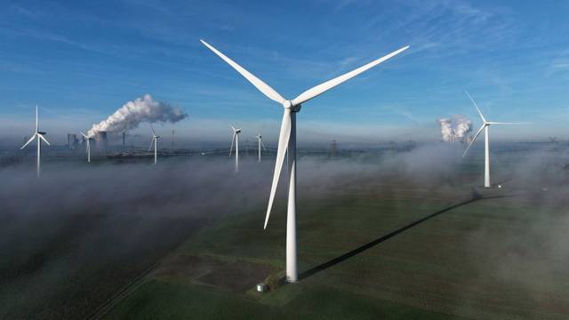ARCHIV - 19.10.2022, Nordrhein-Westfalen, Bergheim: Windräder stehen auf einer Anhöhe. (zu dpa: «Windkraft in NRW boomt: 259 neue Anlagen am Netz») Foto: Henning Kaiser/dpa +++ dpa-Bildfunk +++