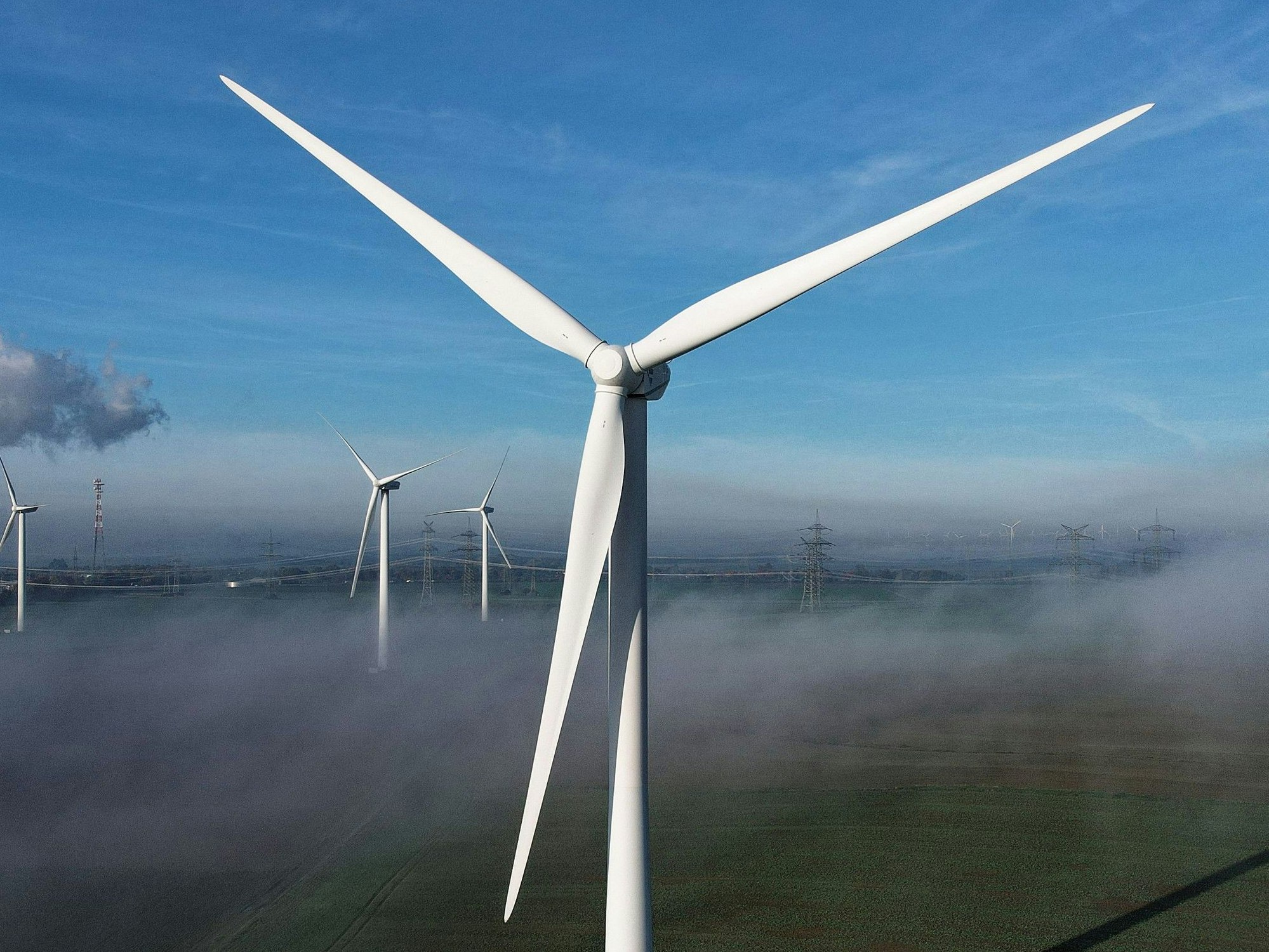 ARCHIV - 19.10.2022, Nordrhein-Westfalen, Bergheim: Windräder stehen auf einer Anhöhe. (zu dpa: «Windkraft in NRW boomt: 259 neue Anlagen am Netz») Foto: Henning Kaiser/dpa +++ dpa-Bildfunk +++