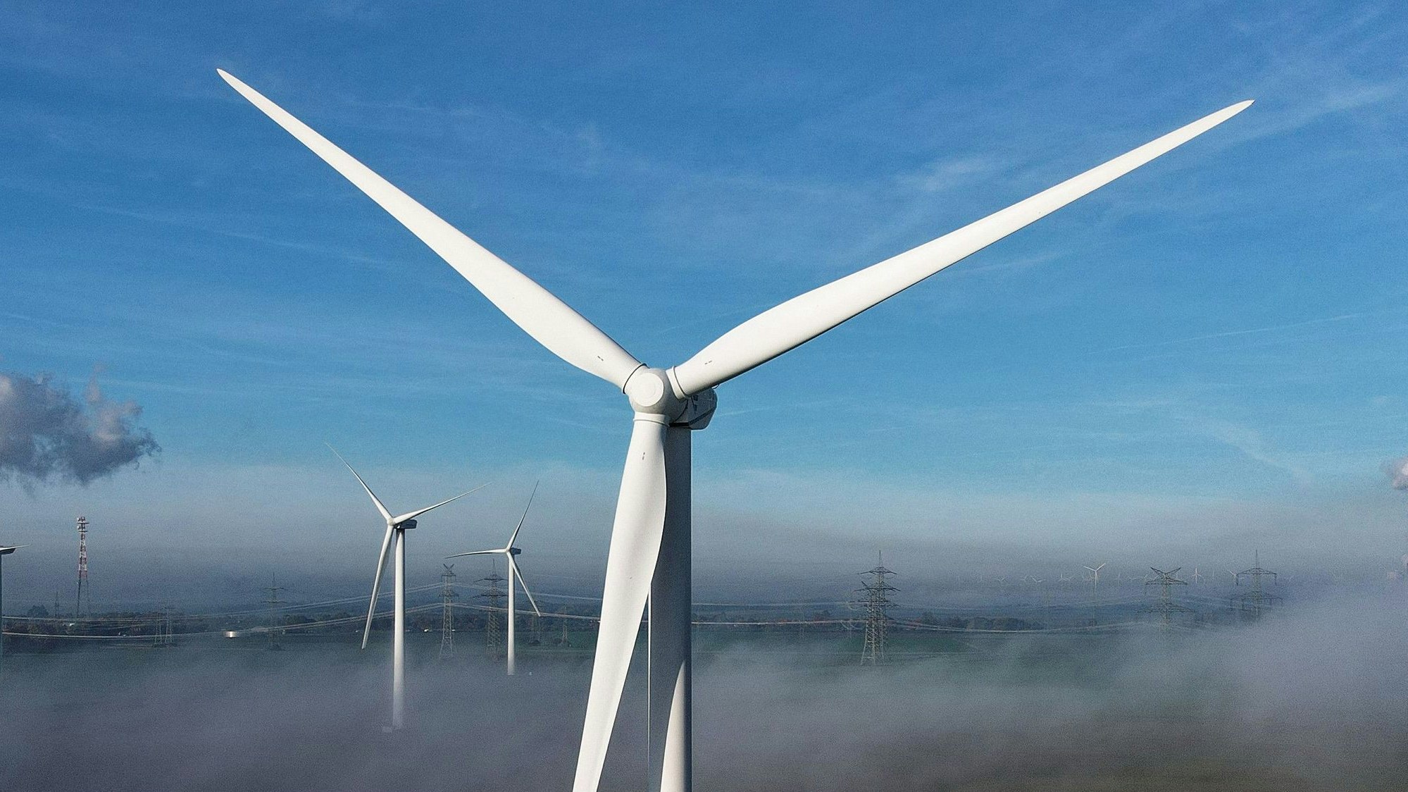 ARCHIV - 19.10.2022, Nordrhein-Westfalen, Bergheim: Windräder stehen auf einer Anhöhe. (zu dpa: «Windkraft in NRW boomt: 259 neue Anlagen am Netz») Foto: Henning Kaiser/dpa +++ dpa-Bildfunk +++