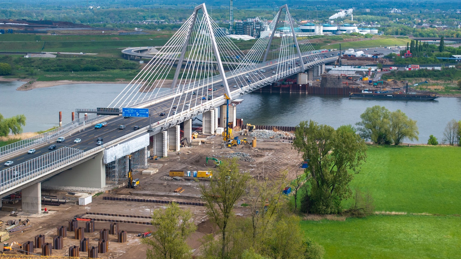 18.04.2025, Köln: Der Bau des zweiten Teils der Autobahnbrücke Leverkusen hat begonnen. Die im Februar 2024 begonnenen Abrissarbeiten an der alten Leverkusener Brücke sind nahezu abgeschlossen. Der Rückbau hat damit rund ein Jahr gedauert, auf der Fläche entsteht nun der zweite Teil der neuen Rheinbrücke. Luftaufnahme mit Drohne. Foto: Uwe Weiser