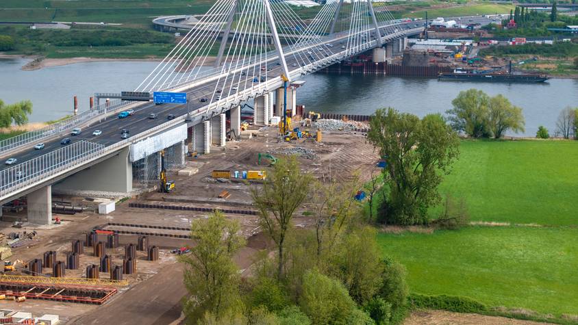 18.04.2025, Köln: Der Bau des zweiten Teils der Autobahnbrücke Leverkusen hat begonnen. Die im Februar 2024 begonnenen Abrissarbeiten an der alten Leverkusener Brücke sind nahezu abgeschlossen. Der Rückbau hat damit rund ein Jahr gedauert, auf der Fläche entsteht nun der zweite Teil der neuen Rheinbrücke. Luftaufnahme mit Drohne. Foto: Uwe Weiser