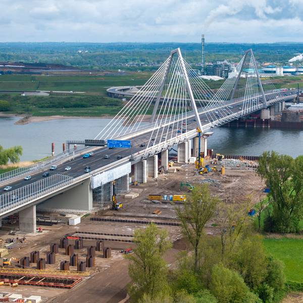 18.04.2025, Köln: Der Bau des zweiten Teils der Autobahnbrücke Leverkusen hat begonnen. Die im Februar 2024 begonnenen Abrissarbeiten an der alten Leverkusener Brücke sind nahezu abgeschlossen. Der Rückbau hat damit rund ein Jahr gedauert, auf der Fläche entsteht nun der zweite Teil der neuen Rheinbrücke. Luftaufnahme mit Drohne. Foto: Uwe Weiser