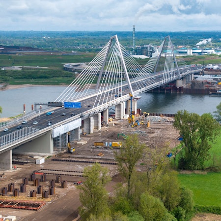 18.04.2025, Köln: Der Bau des zweiten Teils der Autobahnbrücke Leverkusen hat begonnen. Die im Februar 2024 begonnenen Abrissarbeiten an der alten Leverkusener Brücke sind nahezu abgeschlossen. Der Rückbau hat damit rund ein Jahr gedauert, auf der Fläche entsteht nun der zweite Teil der neuen Rheinbrücke. Luftaufnahme mit Drohne. Foto: Uwe Weiser