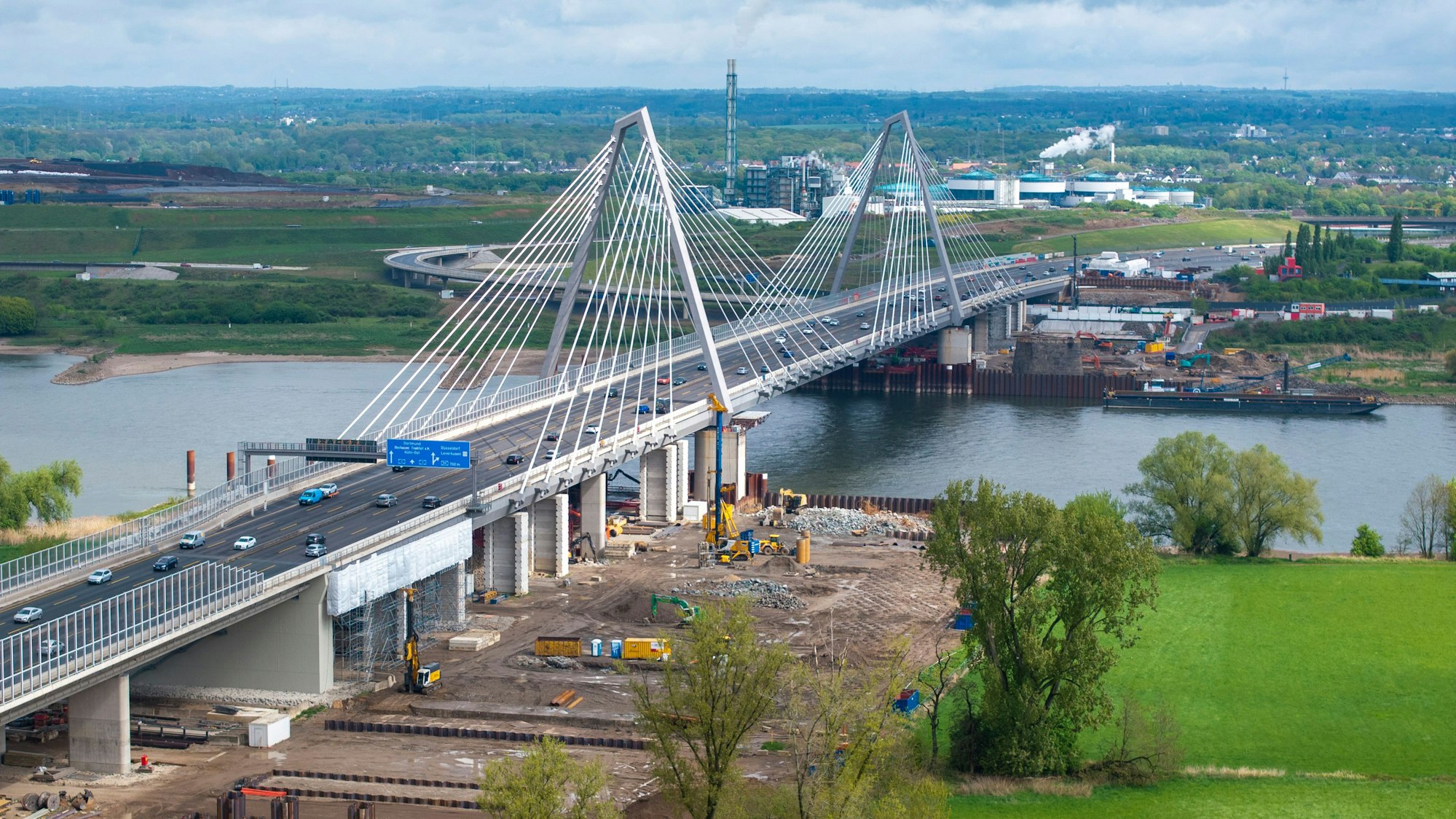18.04.2025, Köln: Der Bau des zweiten Teils der Autobahnbrücke Leverkusen hat begonnen. Die im Februar 2024 begonnenen Abrissarbeiten an der alten Leverkusener Brücke sind nahezu abgeschlossen. Der Rückbau hat damit rund ein Jahr gedauert, auf der Fläche entsteht nun der zweite Teil der neuen Rheinbrücke. Luftaufnahme mit Drohne. Foto: Uwe Weiser