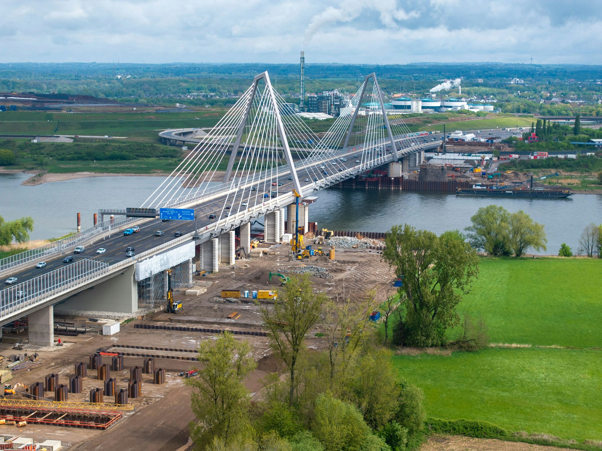 18.04.2025, Köln: Der Bau des zweiten Teils der Autobahnbrücke Leverkusen hat begonnen. Die im Februar 2024 begonnenen Abrissarbeiten an der alten Leverkusener Brücke sind nahezu abgeschlossen. Der Rückbau hat damit rund ein Jahr gedauert, auf der Fläche entsteht nun der zweite Teil der neuen Rheinbrücke. Luftaufnahme mit Drohne. Foto: Uwe Weiser