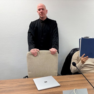 Der Angeklagte mit seinem Verteidiger Martin Bücher beim Prozessauftakt im Kölner Landgericht