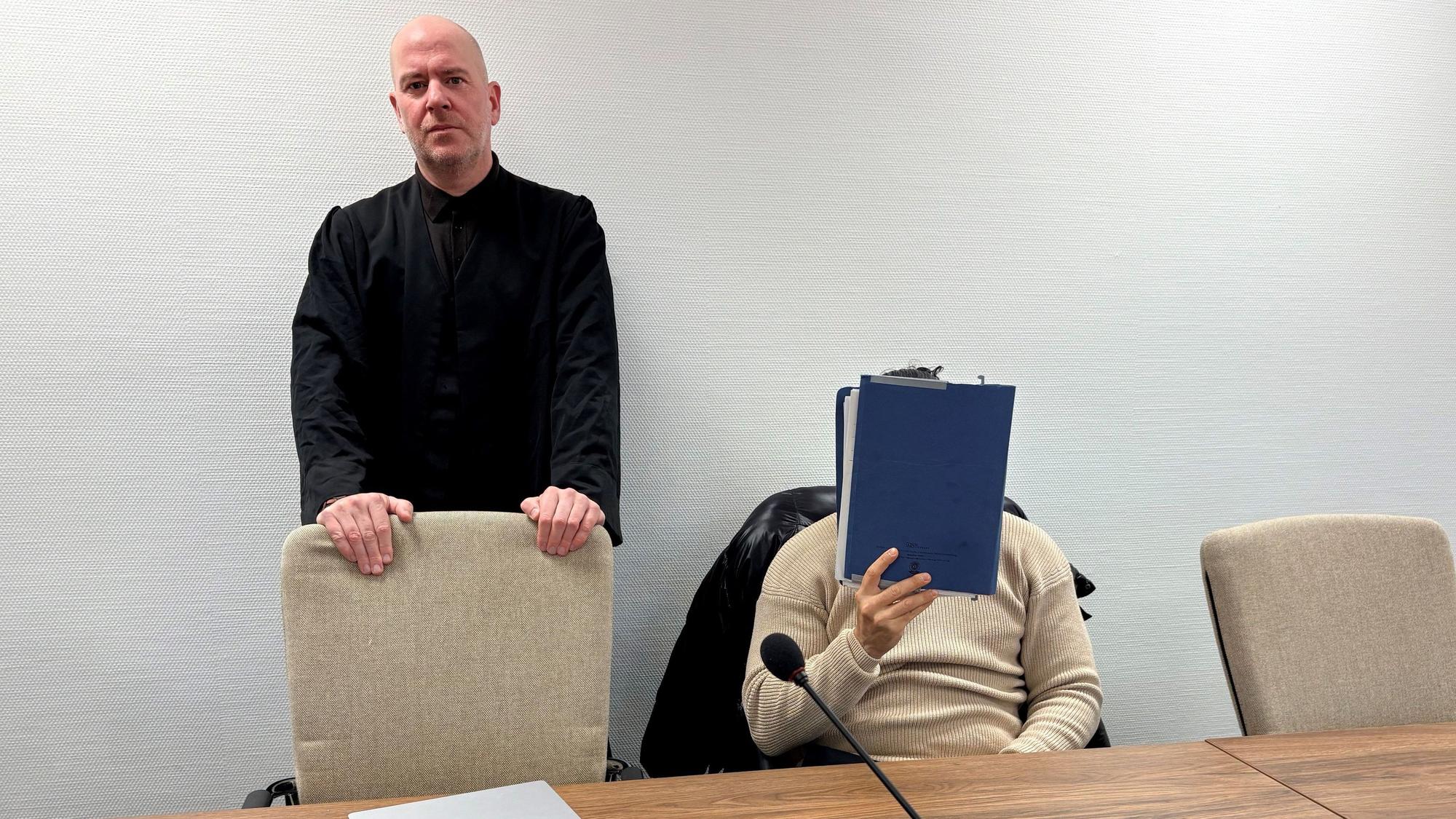 Der Angeklagte mit seinem Verteidiger Martin Bücher beim Prozessauftakt im Kölner Landgericht