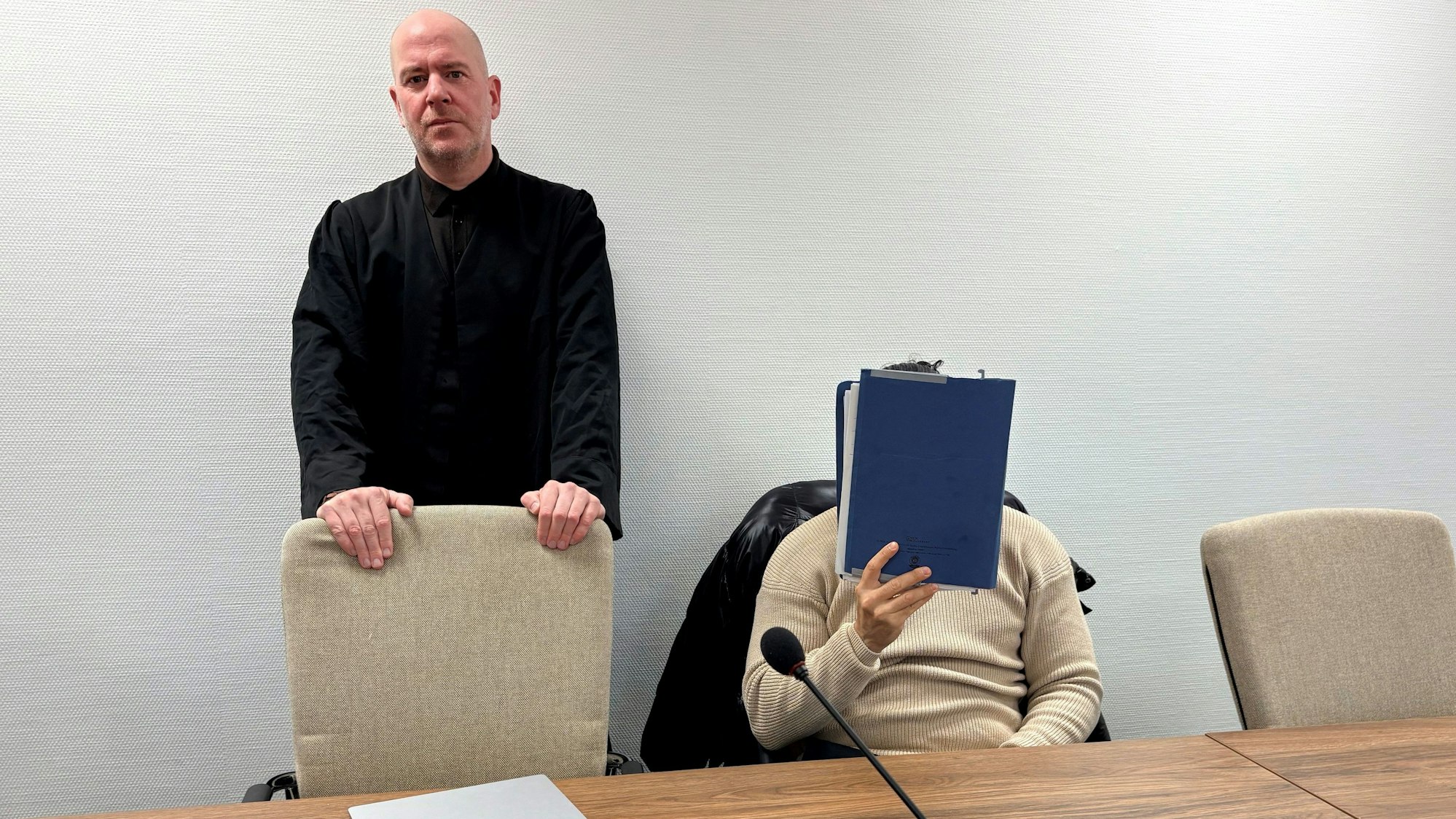 Der Angeklagte mit seinem Verteidiger Martin Bücher beim Prozessauftakt im Kölner Landgericht