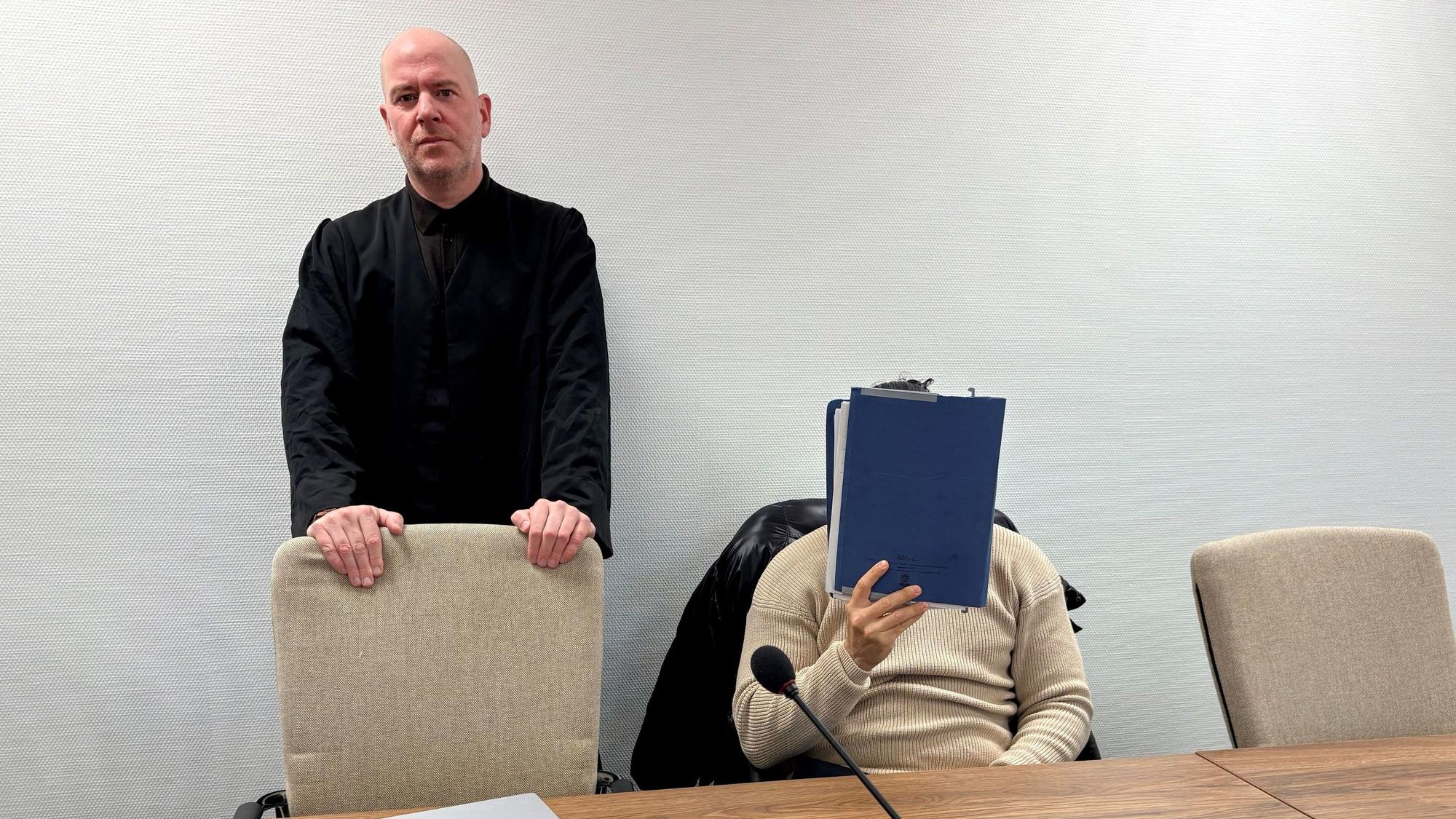 Der Angeklagte mit seinem Verteidiger Martin Bücher beim Prozessauftakt im Kölner Landgericht
