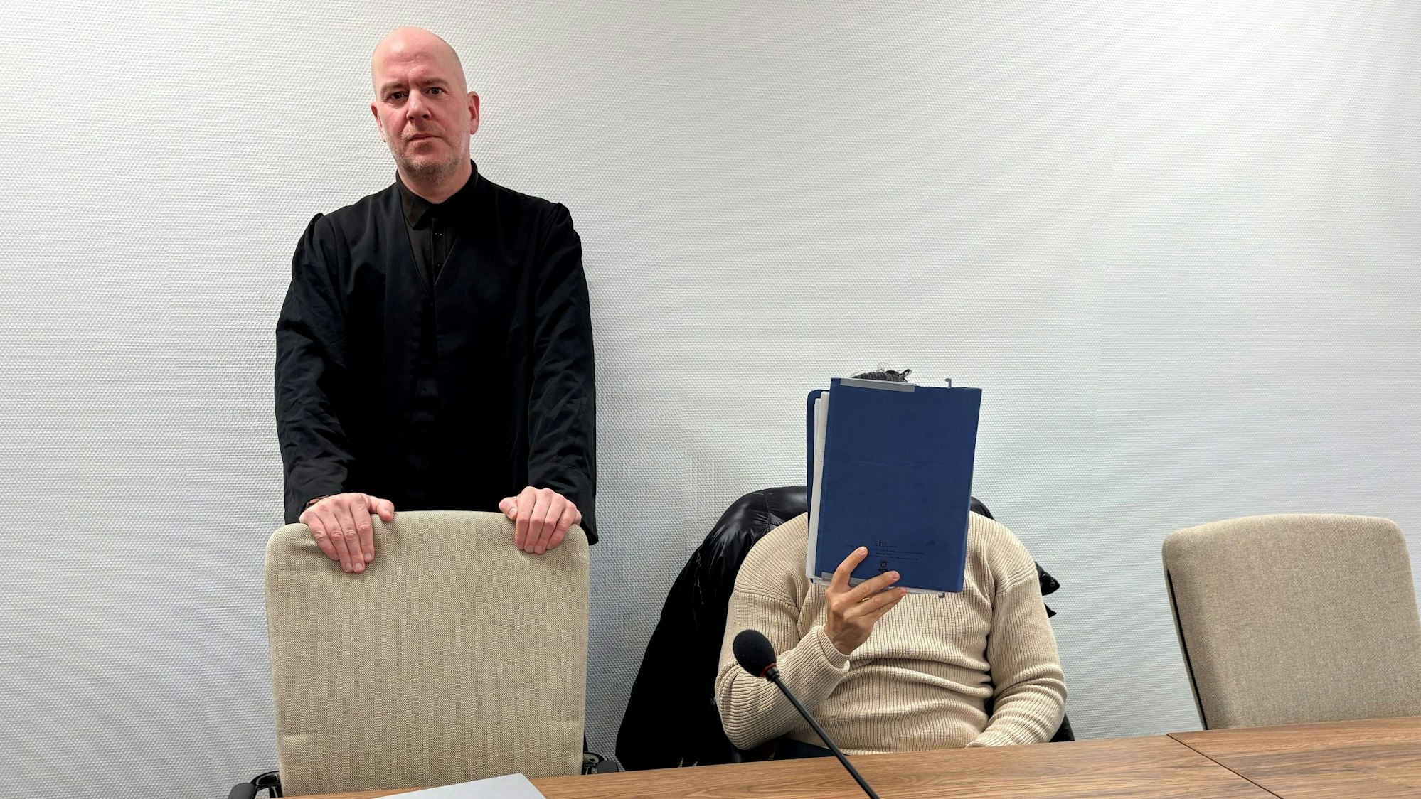 Der Angeklagte mit seinem Verteidiger Martin Bücher beim Prozessauftakt im Kölner Landgericht