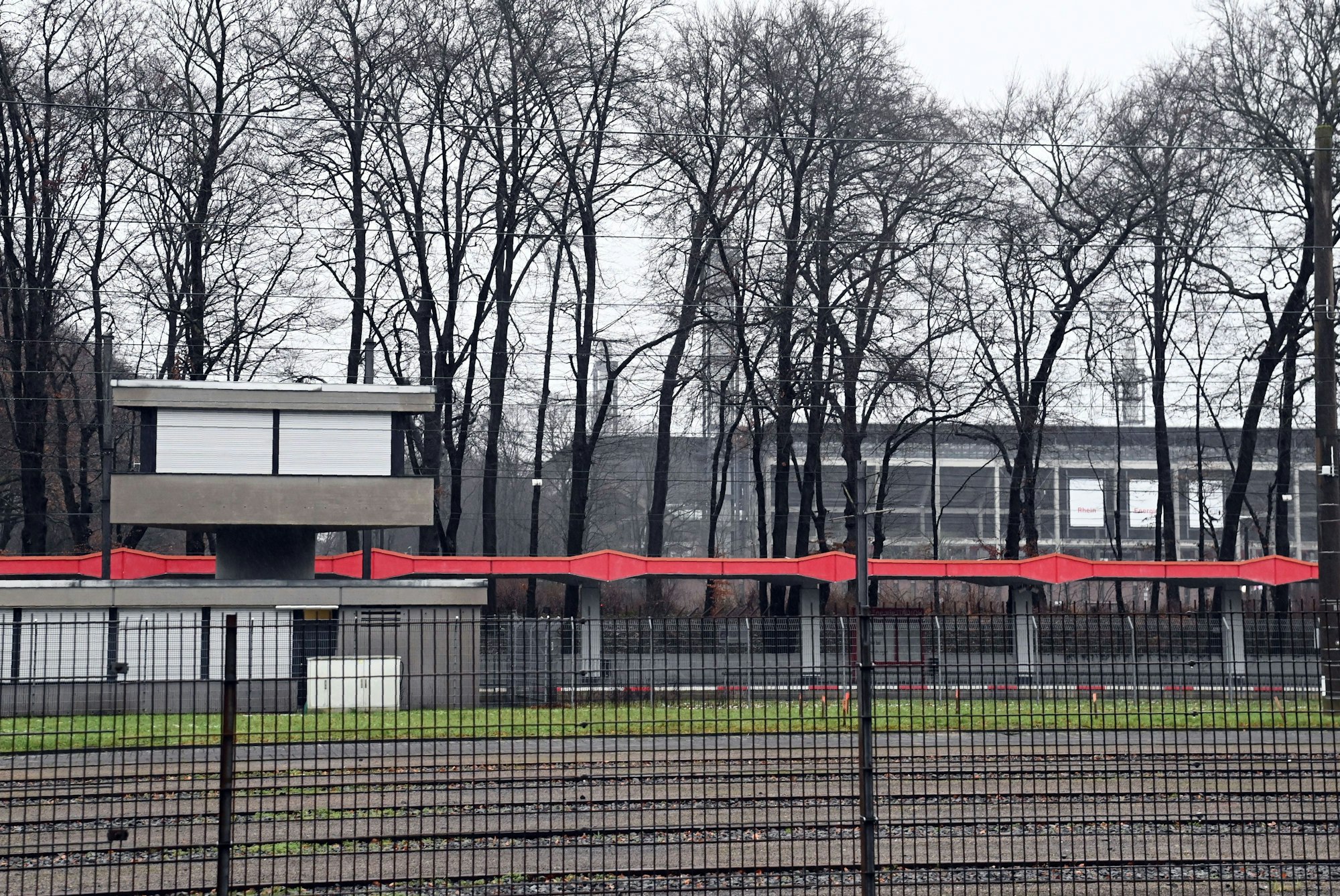 12.01.2026 Köln. Die Bedarfshaltestelle am Rheinenergie Stadion. Foto: Alexander Schwaiger