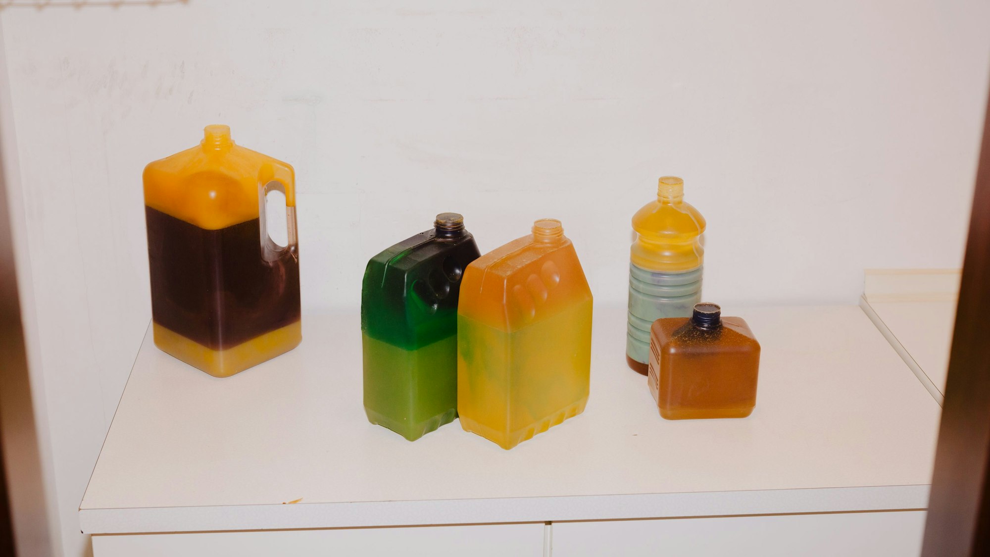 Bunte Flaschen in der Abstellkammer