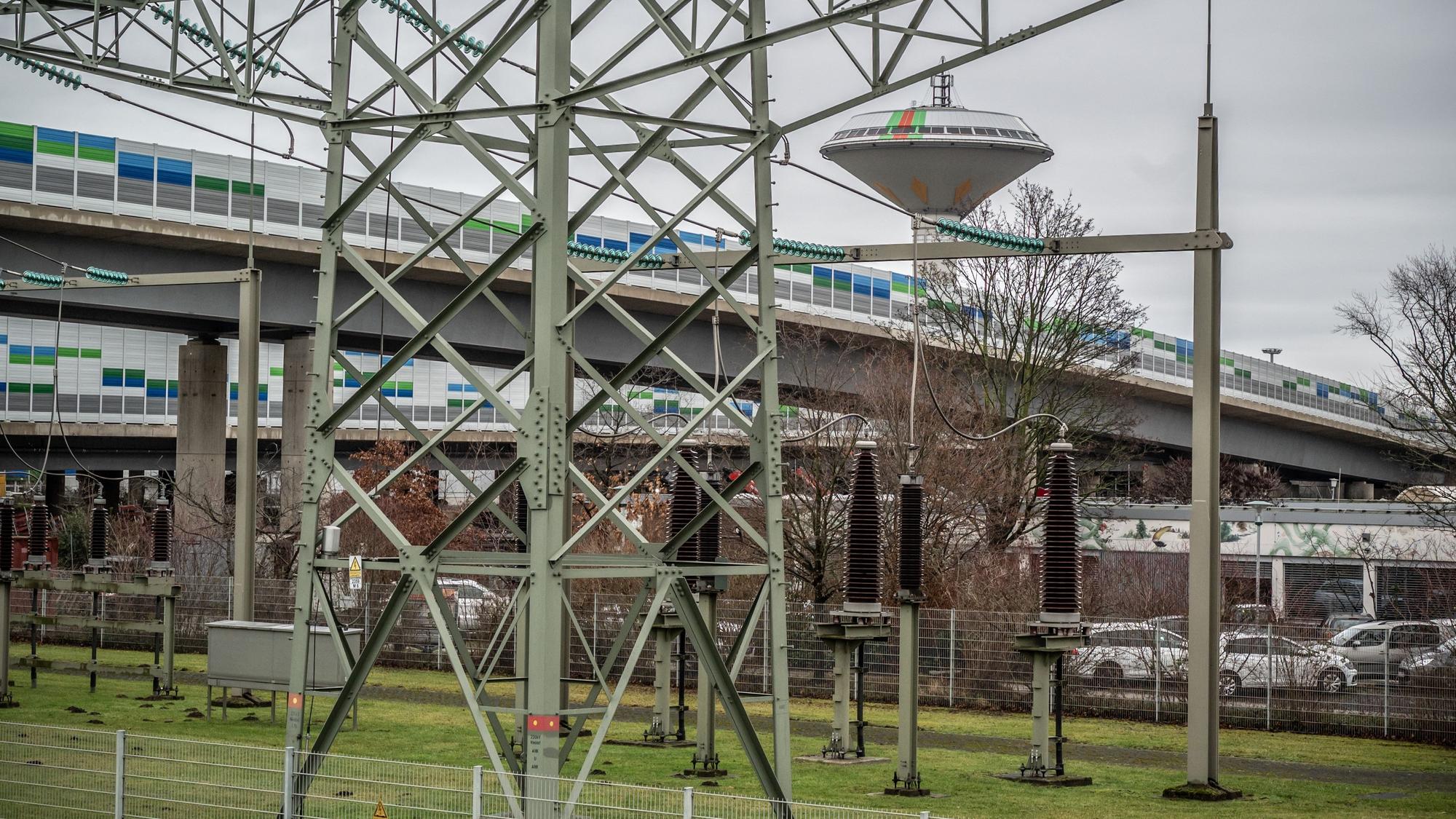 qEine Übergabestation in Wiesdorf, bei der Strom von Überland- Hochspannungsleitungen in Erdkabel übergeleitet wird. Bild: Ralf Krieger