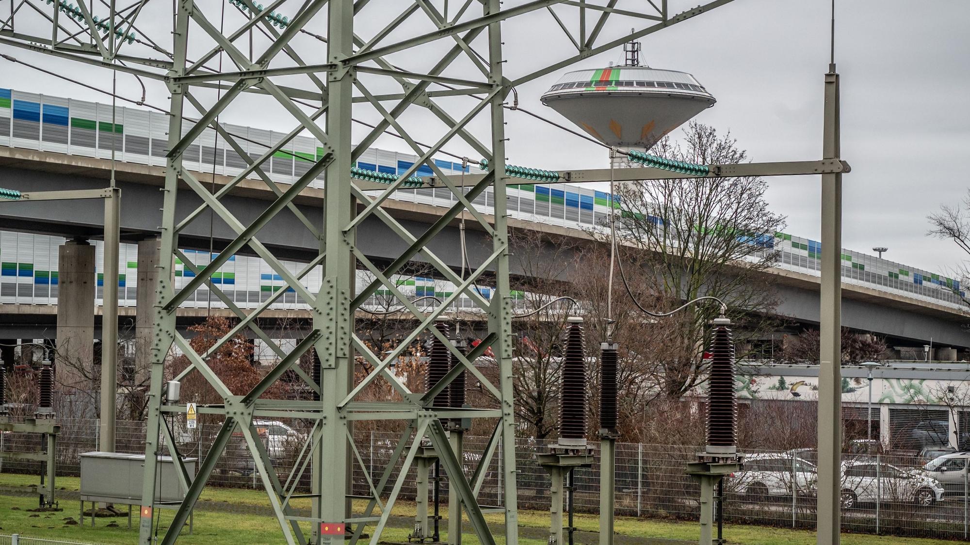 Eine Übergabestation in Wiesdorf, bei der Strom von Überland- Hochspannungsleitungen in Erdkabel übergeleitet wird. Bild: Ralf Krieger