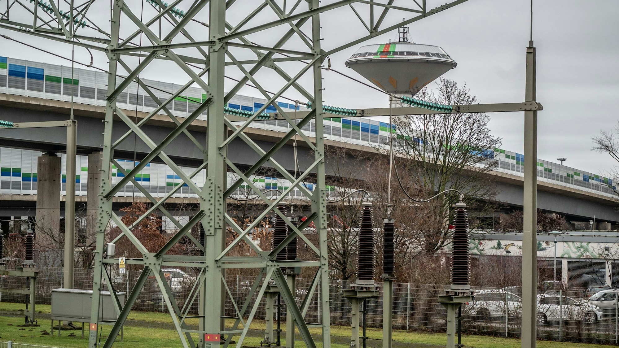 Eine Übergabestation in Wiesdorf, bei der Strom von Überland- Hochspannungsleitungen in Erdkabel übergeleitet wird. Bild: Ralf Krieger