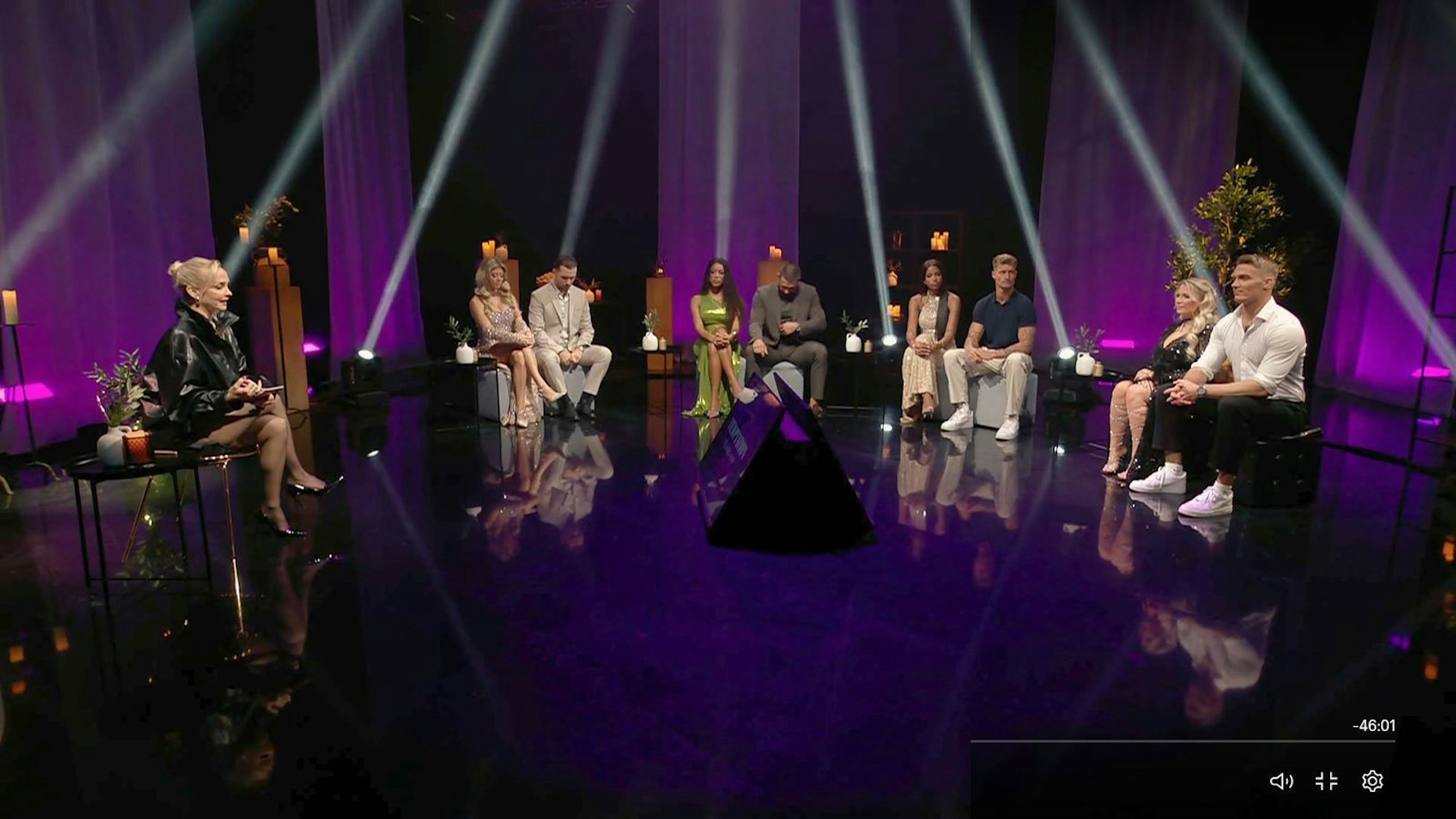 Moderatorin Janin Ullmann (links) begrüßt die (Ex-)Paare. (Bild: RTL)