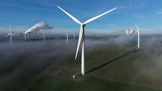 In Nordrhein-Westfalen gingen im vergangenen Jahr 259 neue Windräder in Betrieb. Deren gesamte Stromerzeugungskapazität übersteigt die Leistung eines Steinkohlekraftwerks. (Symbolbild)