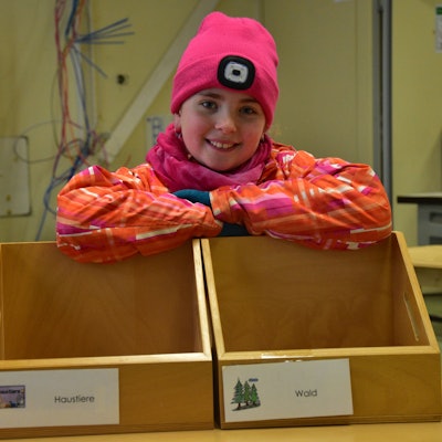 Tilda hat zwei Holzkisten gefunden, in denen ihre Bücher gelagert werden sollen.