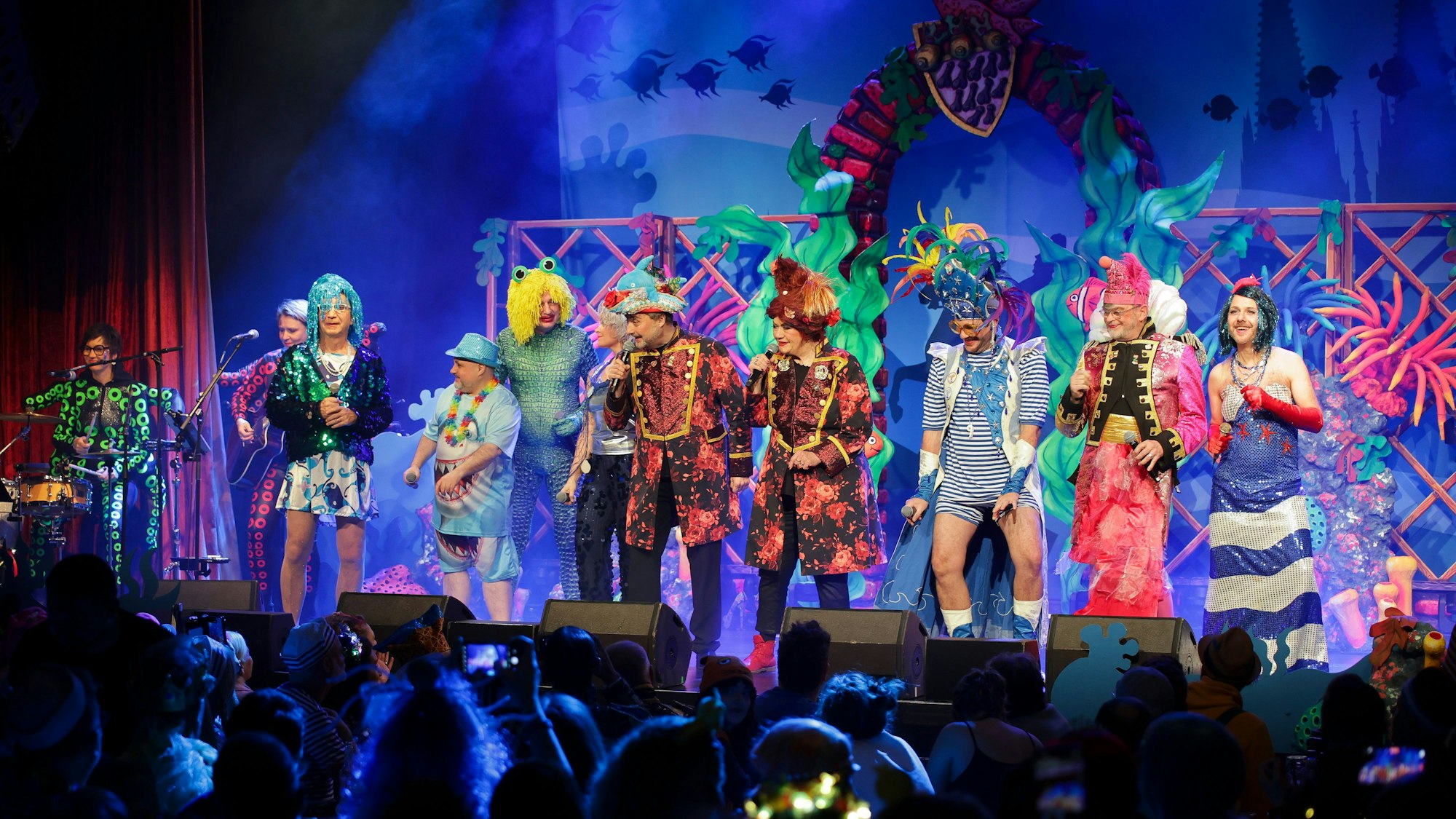 Das Moderatorenpaar Matthias Brandebusemeyer und Marion Radtke (in der Mitte) bei der Röschen-Sitzung im Kölner Gloria Theater