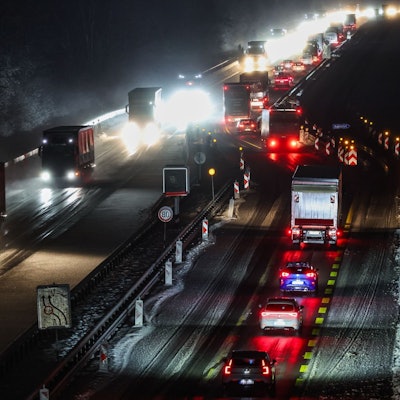 Der Regen auf den eiskalten Böden führt in Teilen Nordrhein-Westfalens zu Verkehrsbehinderungen.
