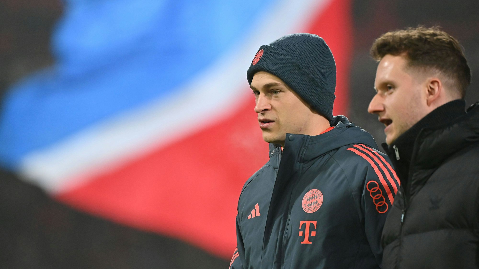 Joshua Kimmich mit Mütze und Winterjacke bei einem Bayern-Süiel.
