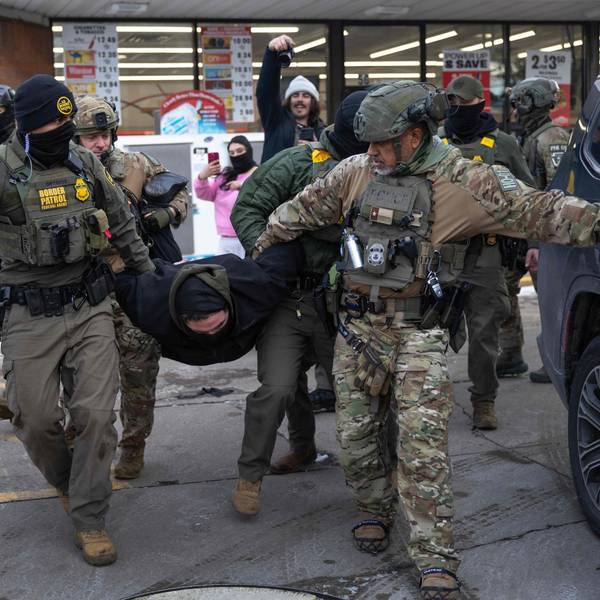 US-Grenzschutzbeamte nehmen einen Aktivisten in Gewahrsam, nachdem es an einer Tankstelle in St. Paul, Minnesota, zu einer Auseinandersetzung gekommen war. Die Regierung Trump hat schätzungsweise 2000 Bundesbeamte in die Region geschickt, um verstärkt nach undokumentierten Einwanderern zu fahnden.
