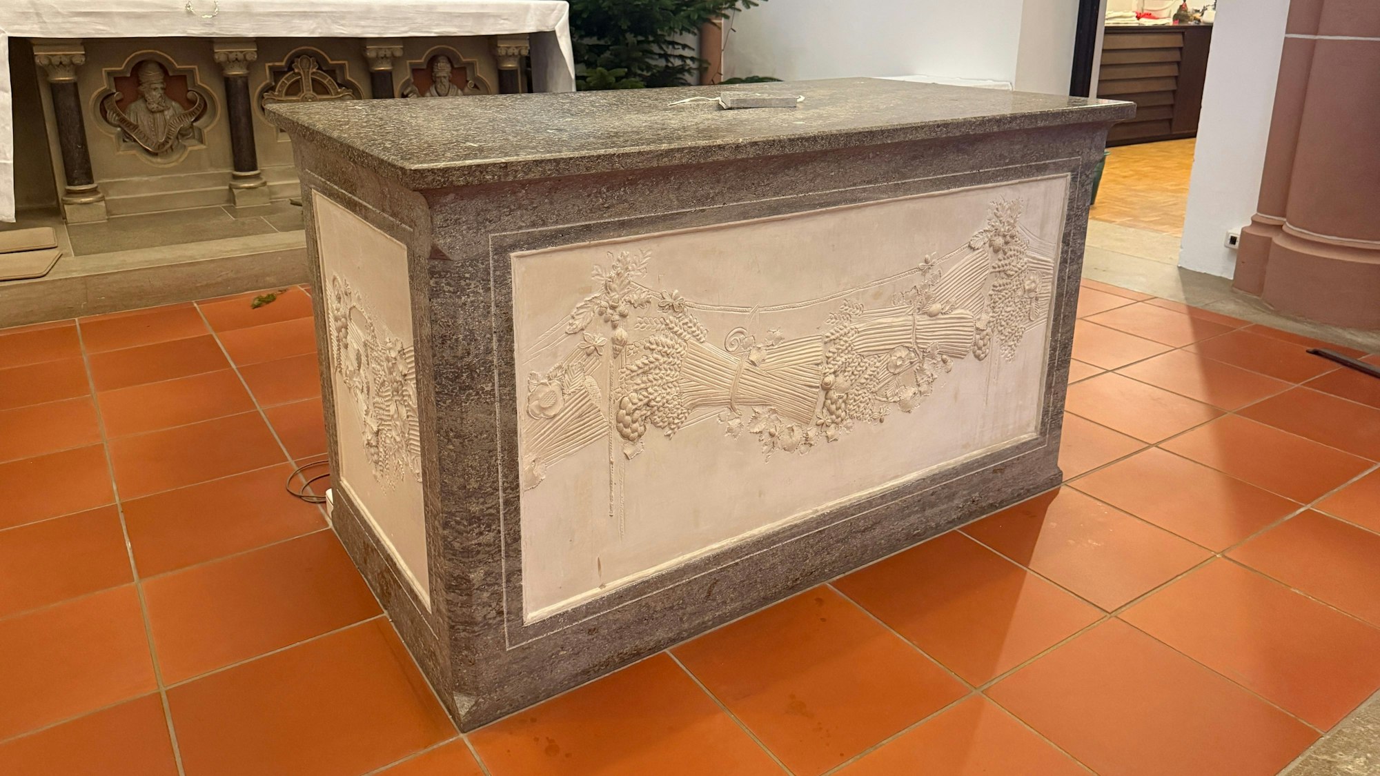 Rund 50 Jahre steht der Altar in der katholischen Kirche St. Clemens in Wipperfeld ungeweiht. Am 1. Februar wird Erzbischof Rainer Maria Kardinal Woelki die Weihe nachholen.