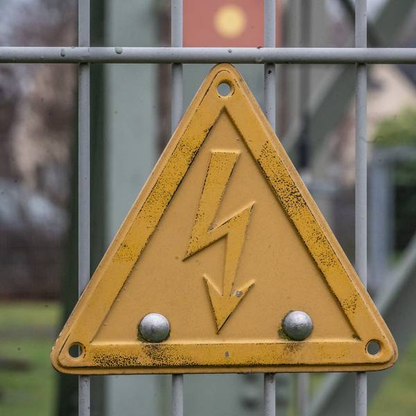 Eine Übergabestation in Wiesdorf, bei der Strom von Überland- Hochspannungsleitungen in Erdkabel übergeleitet wird. Bild: Ralf Krieger