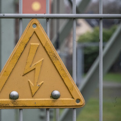 Eine Übergabestation in Wiesdorf, bei der Strom von Überland- Hochspannungsleitungen in Erdkabel übergeleitet wird. Bild: Ralf Krieger