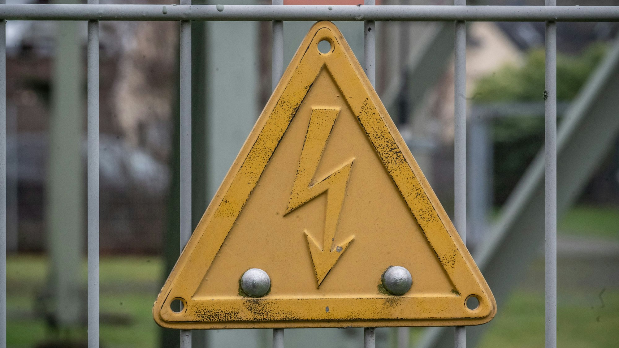 Eine Übergabestation in Wiesdorf, bei der Strom von Überland- Hochspannungsleitungen in Erdkabel übergeleitet wird. Bild: Ralf Krieger