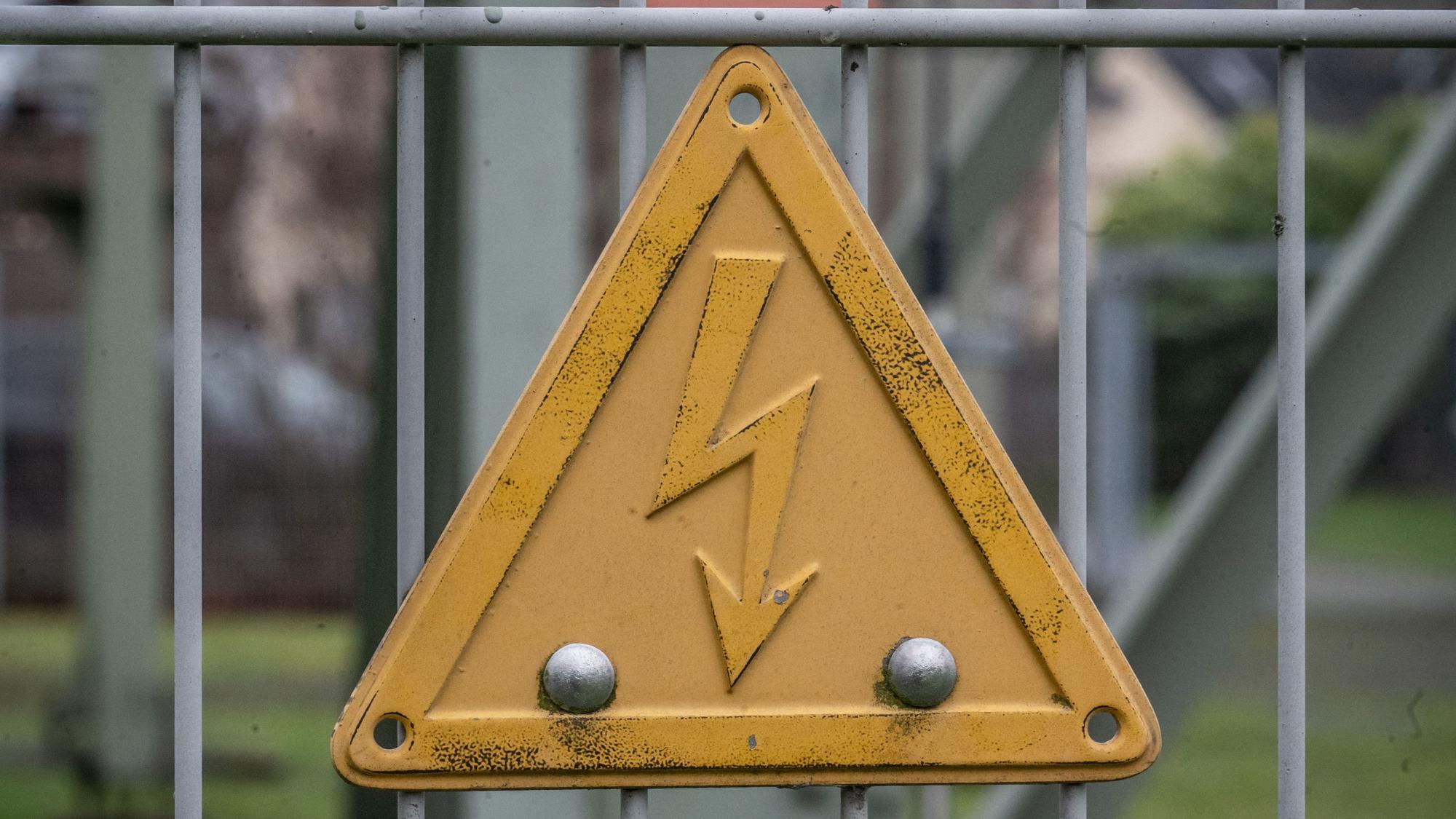 Eine Übergabestation in Wiesdorf, bei der Strom von Überland- Hochspannungsleitungen in Erdkabel übergeleitet wird. Bild: Ralf Krieger