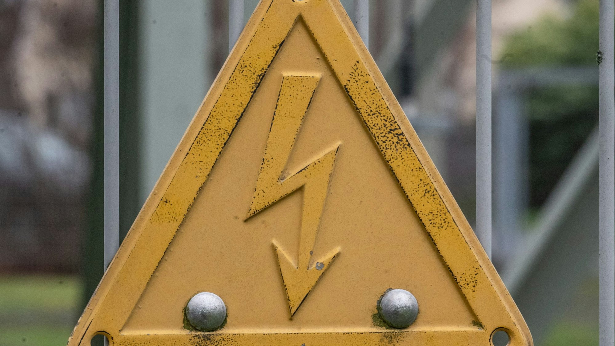 Eine Übergabestation in Wiesdorf, bei der Strom von Überland- Hochspannungsleitungen in Erdkabel übergeleitet wird. Bild: Ralf Krieger