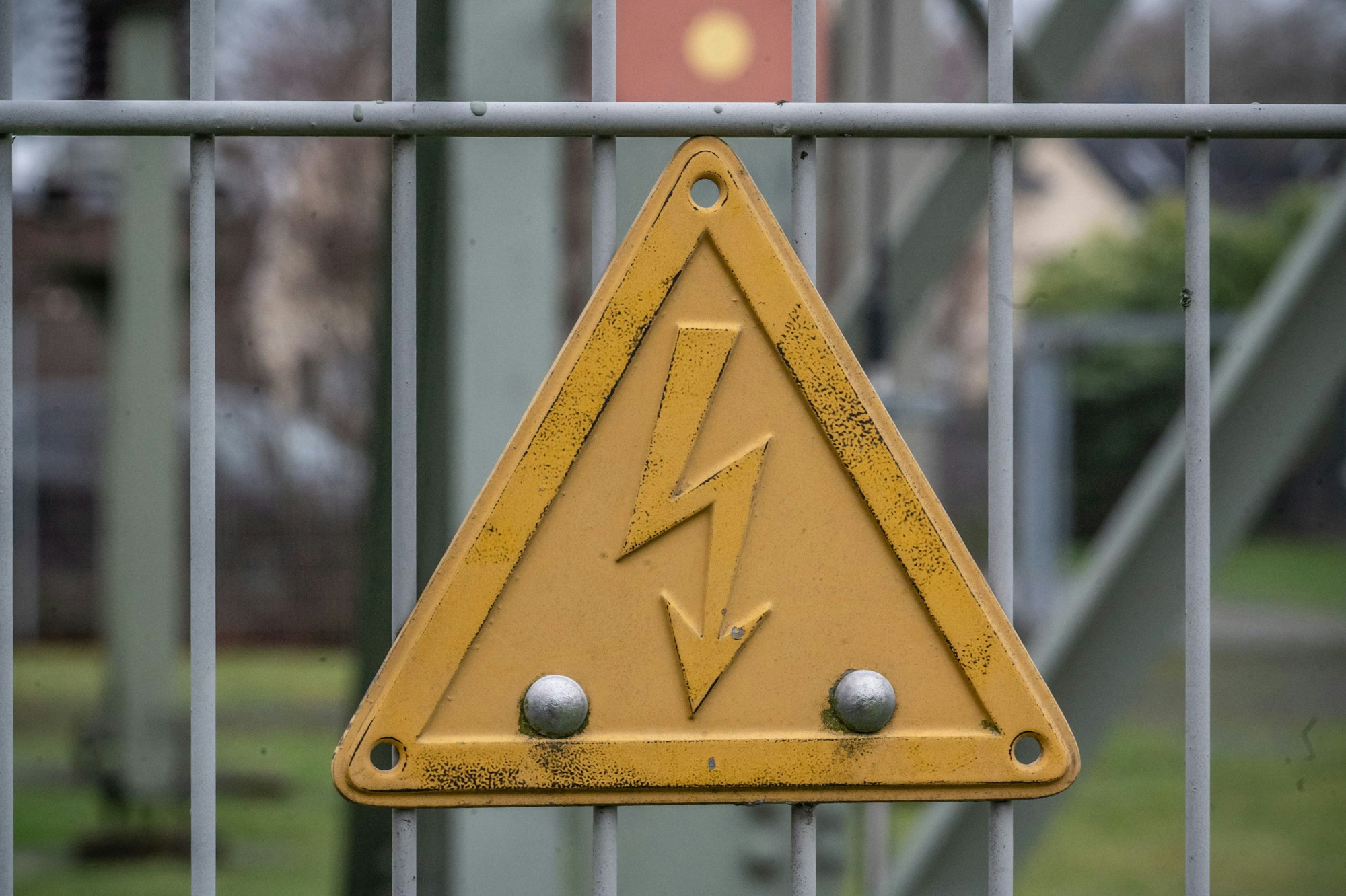 Eine Übergabestation in Wiesdorf, bei der Strom von Überland- Hochspannungsleitungen in Erdkabel übergeleitet wird. Bild: Ralf Krieger