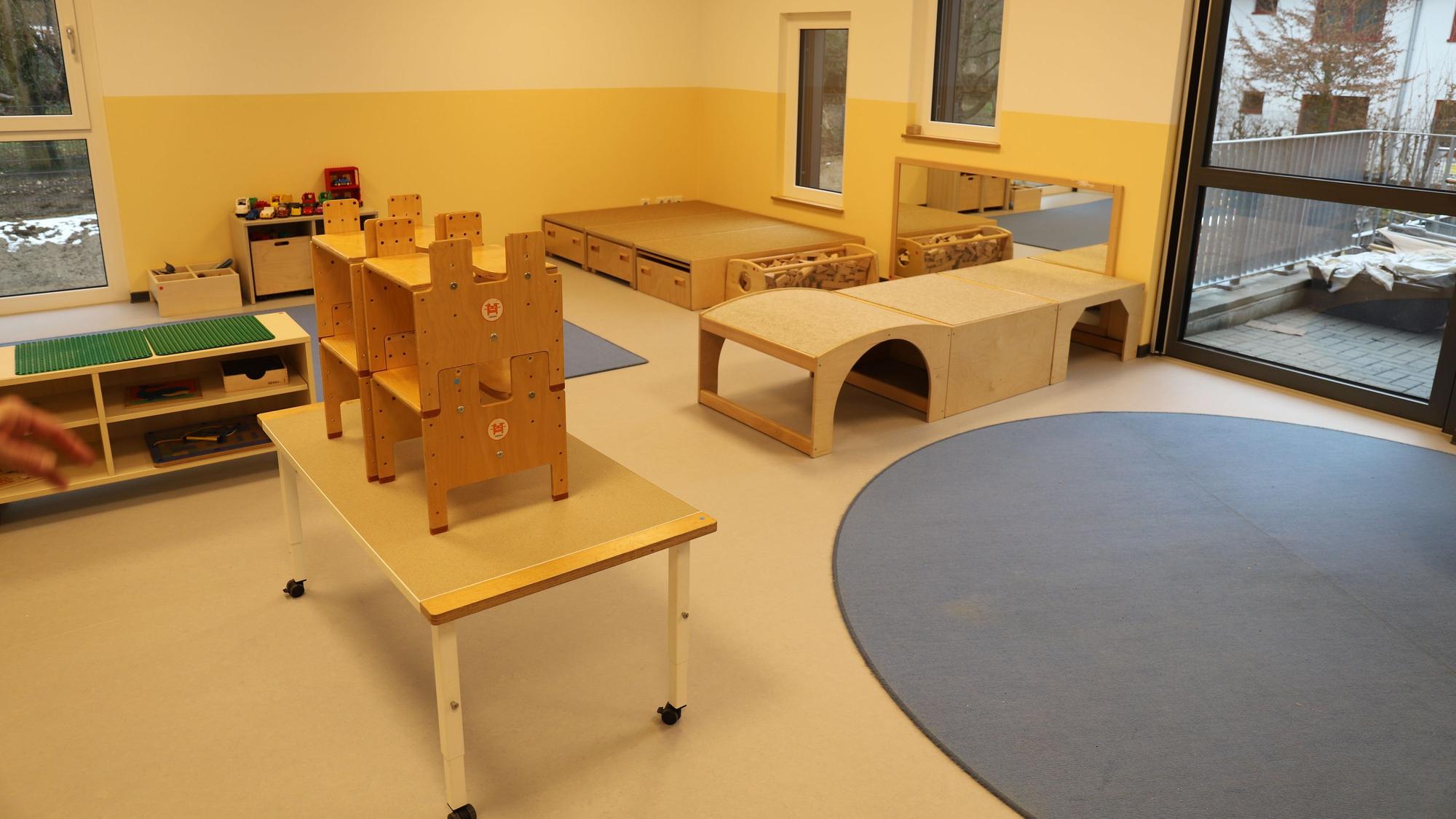 Die Inneneinrichtung ist nach neuesten Kriterien auf den Bedarf von Kleinkindern abgestimmt.