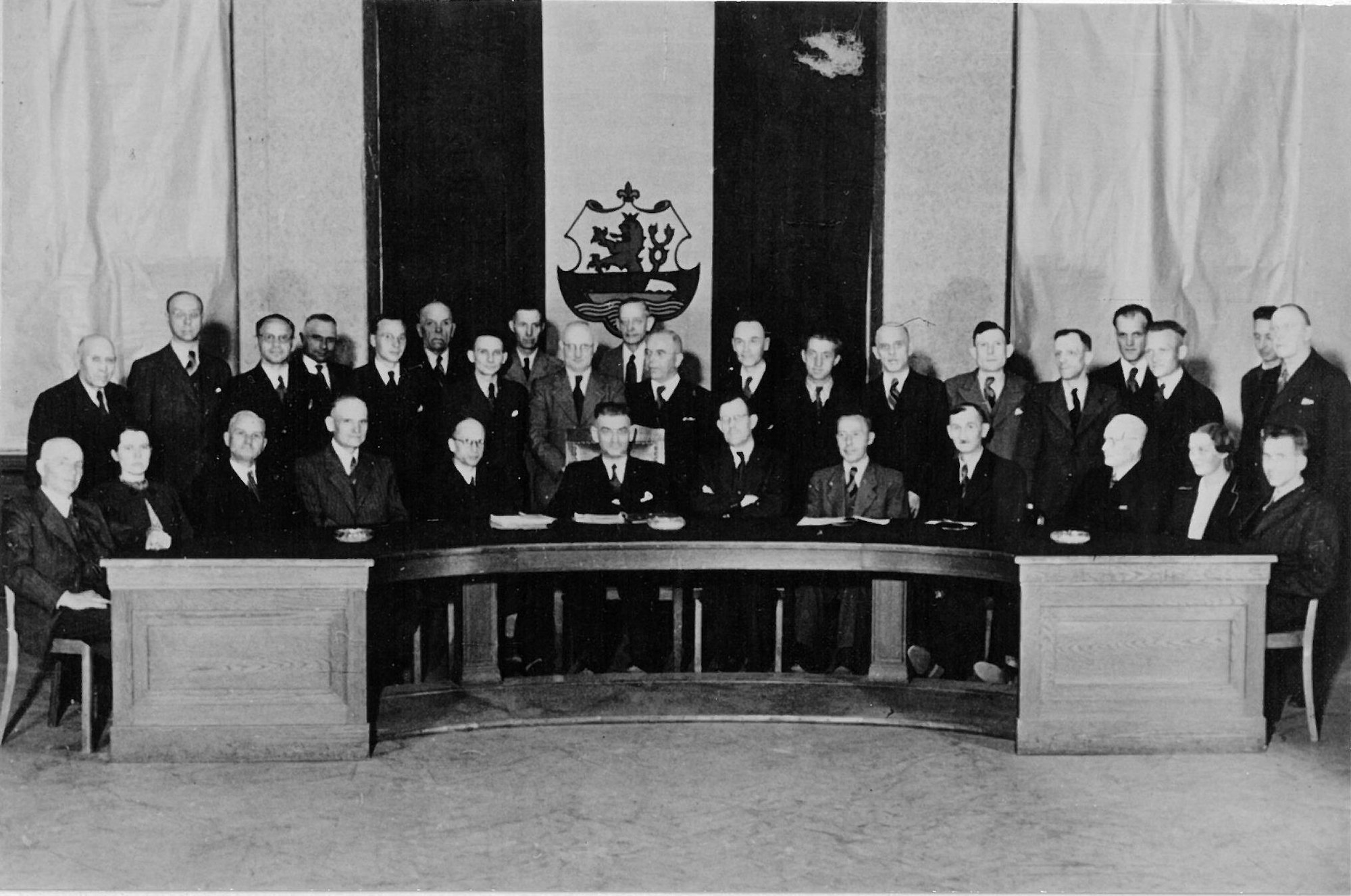 Der ersten Stadtverordnetenversammlung in Leverkusen nach dem Zweiten Weltkrieg gehörten Mitglieder der CDU, der FDP, der SPD, der KPD sowie Parteilose an.