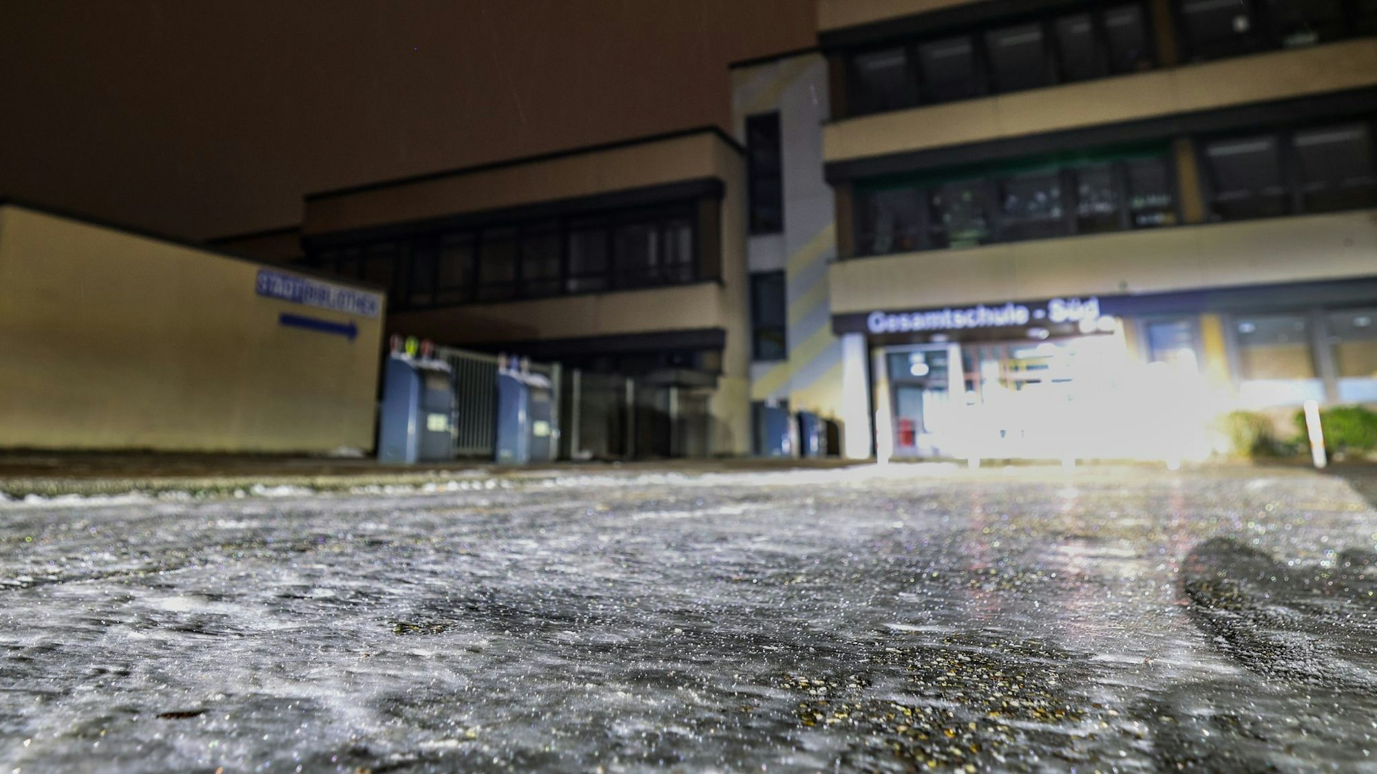 Der Weg zur Gesamtschule-Süd in Duisburg ist am Morgen spiegelglatt.