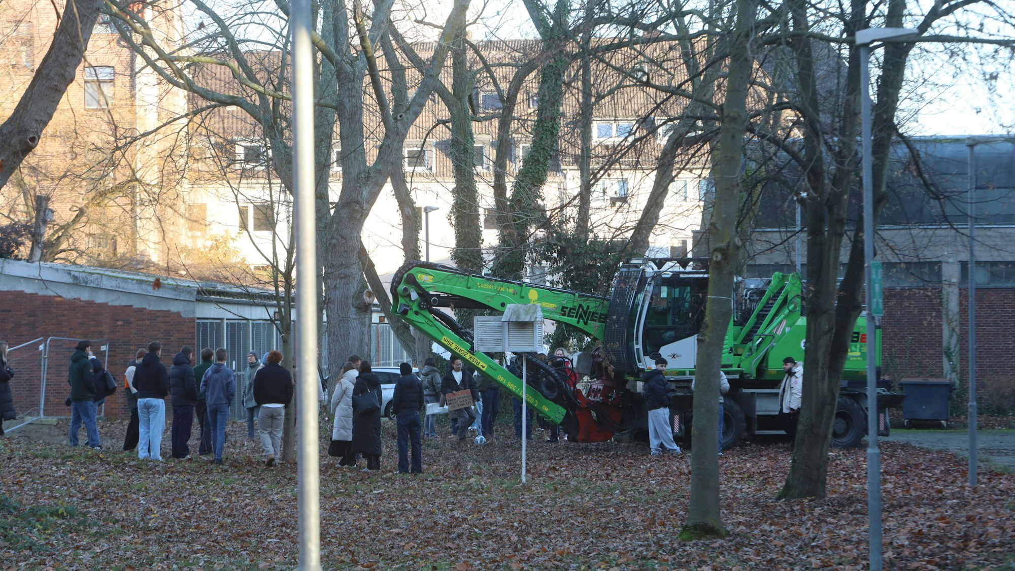 Mitte Dezember verhinderten Schüler, Lehrer und Lokalpolitiker mit ihrem Protest die Fortführung der gerade begonnenen Baumfällungen am Berufskolleg Ulrepforte.
