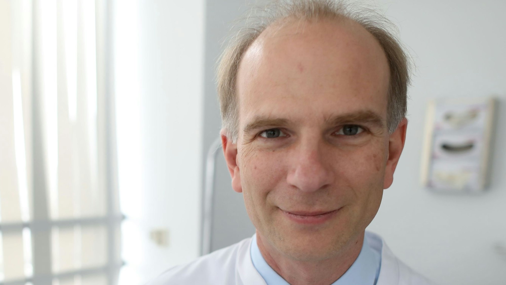 Christoph Neumann-Haefelin ist Direktor der Klinik für Gastroenterologie und Hepatologie an der Uniklinik Köln, wo er mit seinem Team Menschen mit Lebererkrankungen behandelt.