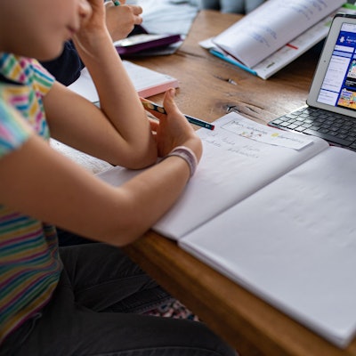 Eine Erstklässlerin sitzt vor einem iPad.