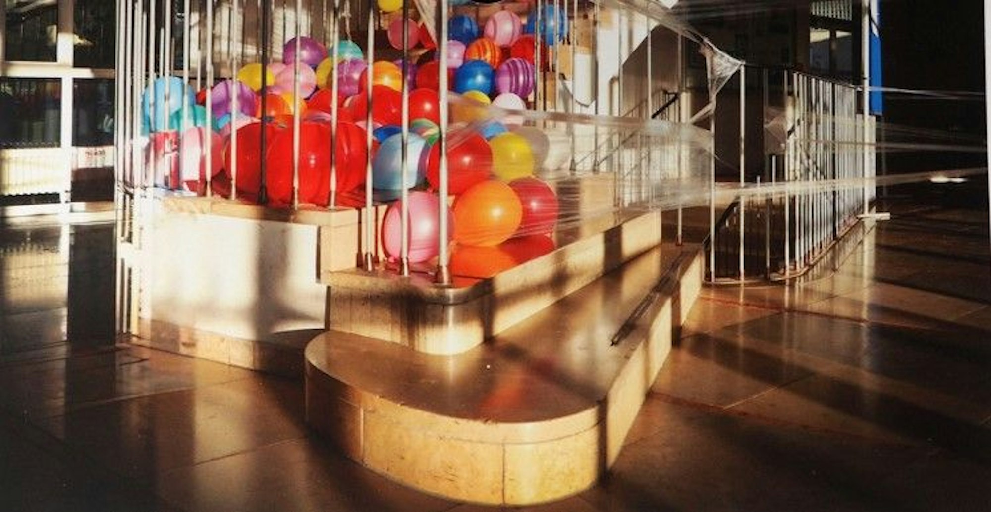 Ein Motiv des Schulkalenders, den das FWG zugunsten von „wir helfen“ verkauft hat, zeigt das denkmalgeschützte Treppenhaus der Schule.