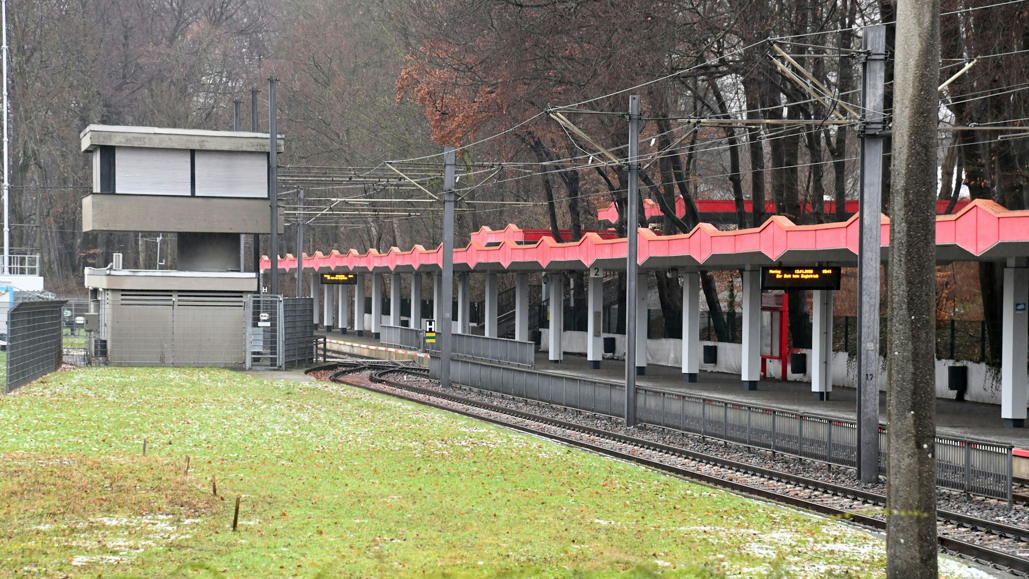12.01.2026 Köln. Die Bedarfshaltestelle am Rheinenergie Stadion. Foto: Alexander Schwaiger