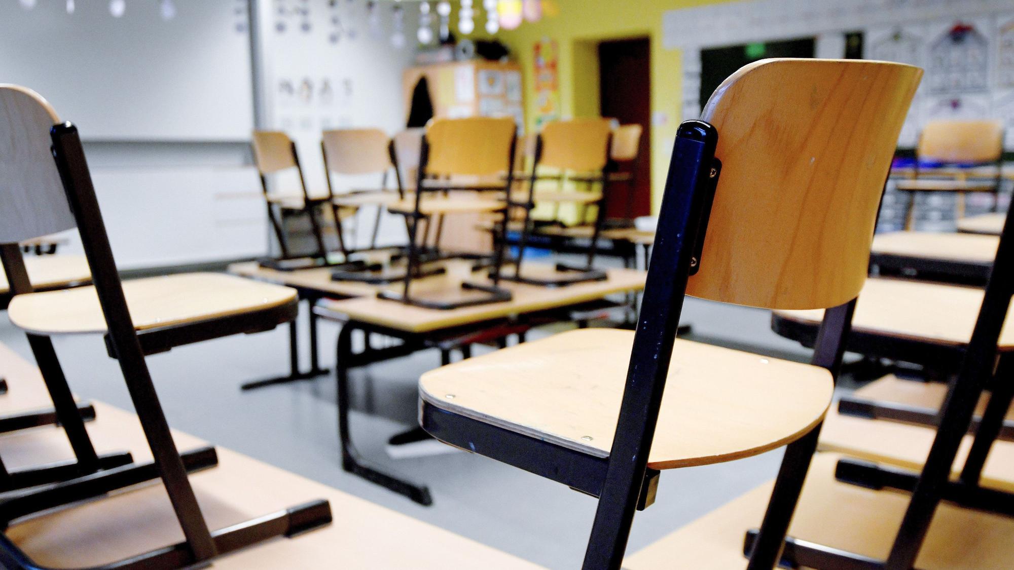 Das Bild zeigt ein Klassenzimmer mit Stühlen auf dem Tisch. (Archivbild) oto: Caroline SeidSeidel-Dißmannel/dpa