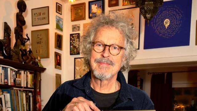 Wolfgang Niedecken zeigt seine Goldene Schallplatte.
